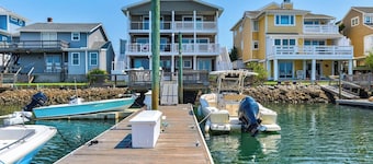 Fresh Haven: Pet Friendly Waterfront 4BR with Boat Slip