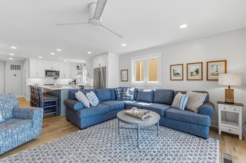 Fresh Haven: Pet Friendly Waterfront 4BR with Boat Slip