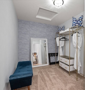 A bedroom with a bunk bed, a bench, a mirror, and a patterned wall. - Early Check-In. AC Comfort + Pool, Spa +FAST WIFI (Coachella)