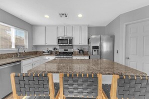 Private kitchen - Early Check-In. AC Comfort + Pool, Spa +FAST WIFI (Coachella)