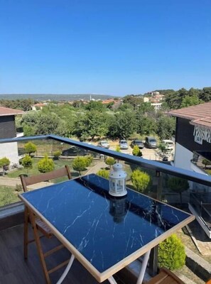Outdoor dining - Within the site, a peaceful holiday home, Lavanta guesthouse. (Çanakkale)