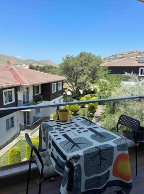Outdoor dining - Within the site, a peaceful holiday home, Lavanta guesthouse. (Çanakkale)
