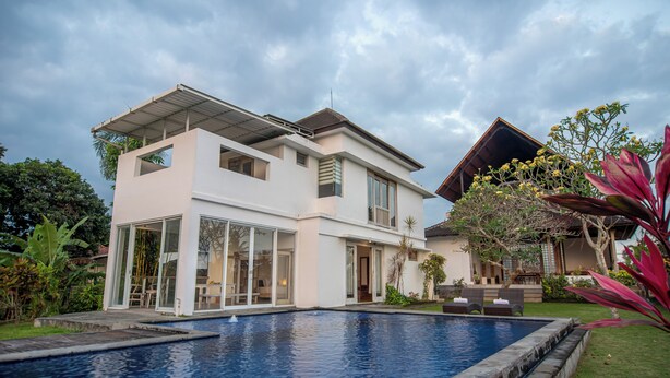 A modern two-story house with a swimming pool, large windows, and a covered patio area. - Kayun Retreat Mas Suite (Mas)