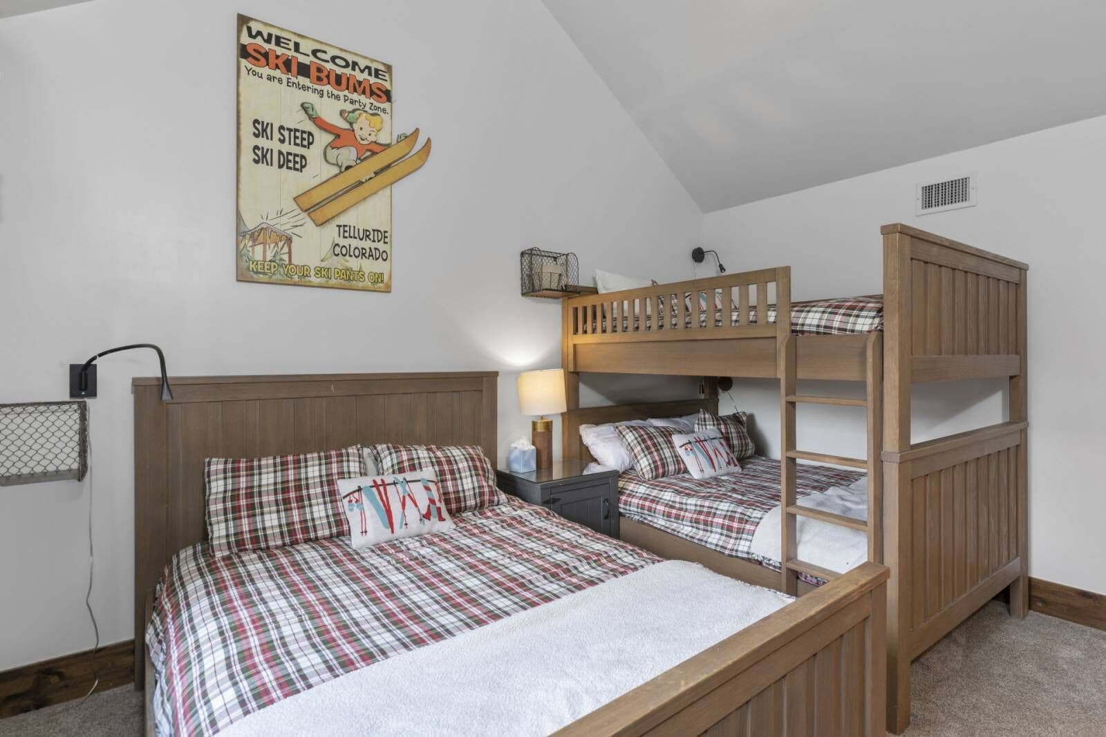 3 bedrooms, iron/ironing board, WiFi, bed sheets