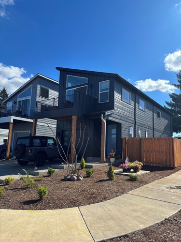 NEW SANDY, OREGON 3 BD 2.5 BA HOME by SCENIC MT HOOD National Forest Ski Resorts