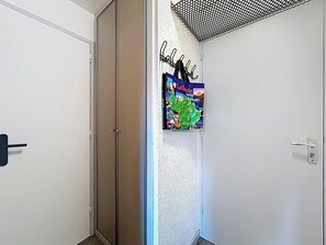 A hallway with a closed door on the left and a wall with a colorful map and a sign that reads 'La Soie.' - La Plagne Montalbert, ski-in/ski-out, in the heart of the resort, unobstructed view, ski lift. (Aime-la-Plagne)