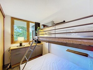 A bunk bed with a desk and a window. - La Plagne Montalbert, ski-in/ski-out, in the heart of the resort, unobstructed view, ski lift. (Aime-la-Plagne)