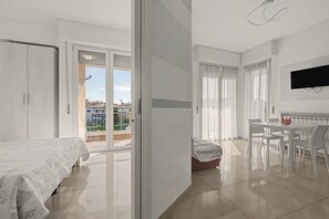 Room - Papavero Apartment - Lake View Three-Room with Wi-Fi and Air Conditioning (Sirmione)