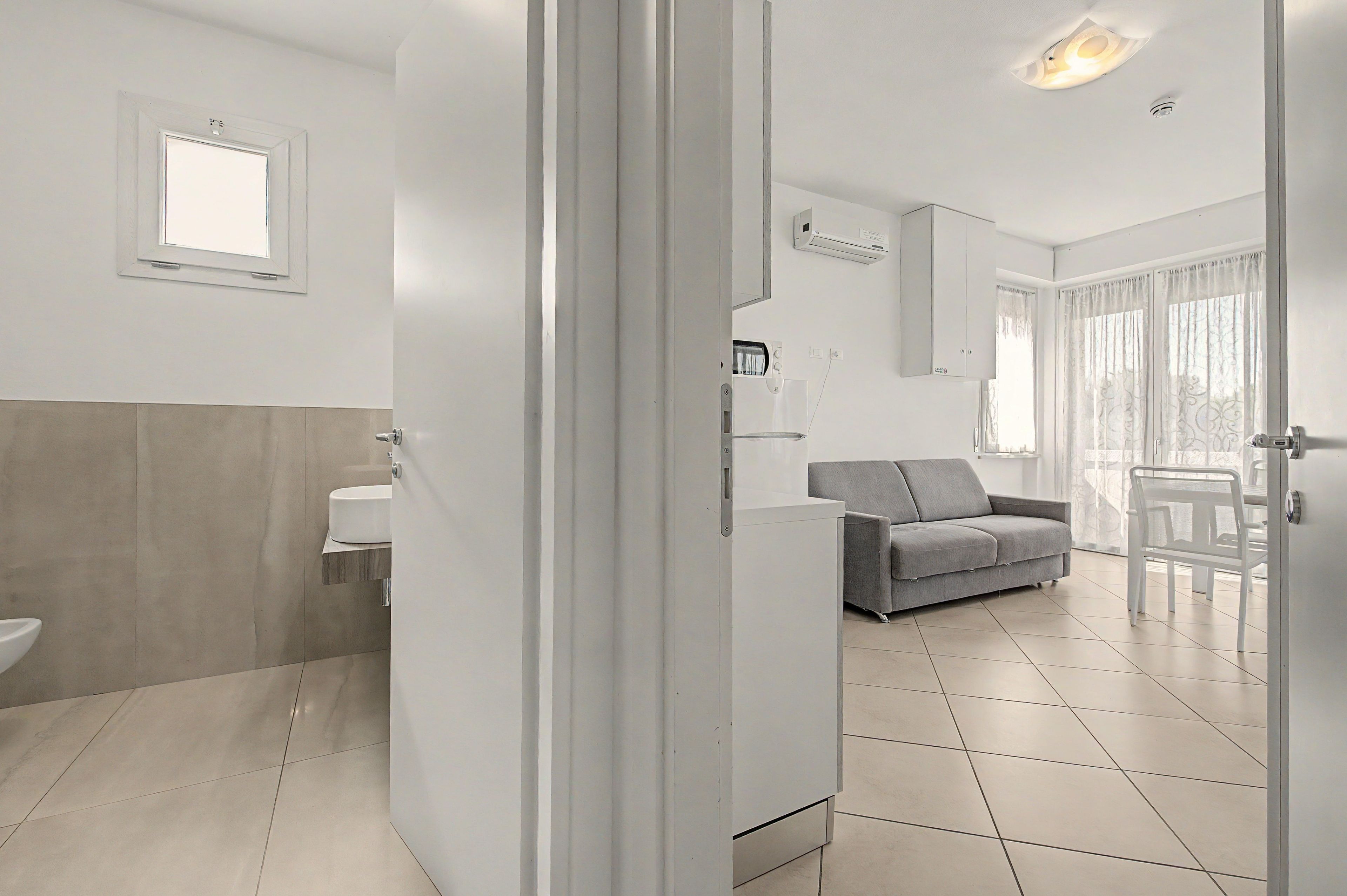 Ein modernes Badezimmer mit Toilette, Waschbecken und Duschbereich.