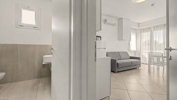 Ein modernes Badezimmer mit Toilette, Waschbecken und Duschbereich.