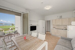 A modern apartment with a balcony, a dining area, a kitchen, and a living room. - Viola Apartment - Lake View Two-Room with WiFi, Air Conditioning, and Lake View (Sirmione)
