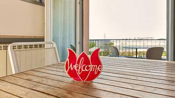 Ein Holztisch mit einem roten Schild, auf dem 'Welcome' steht.