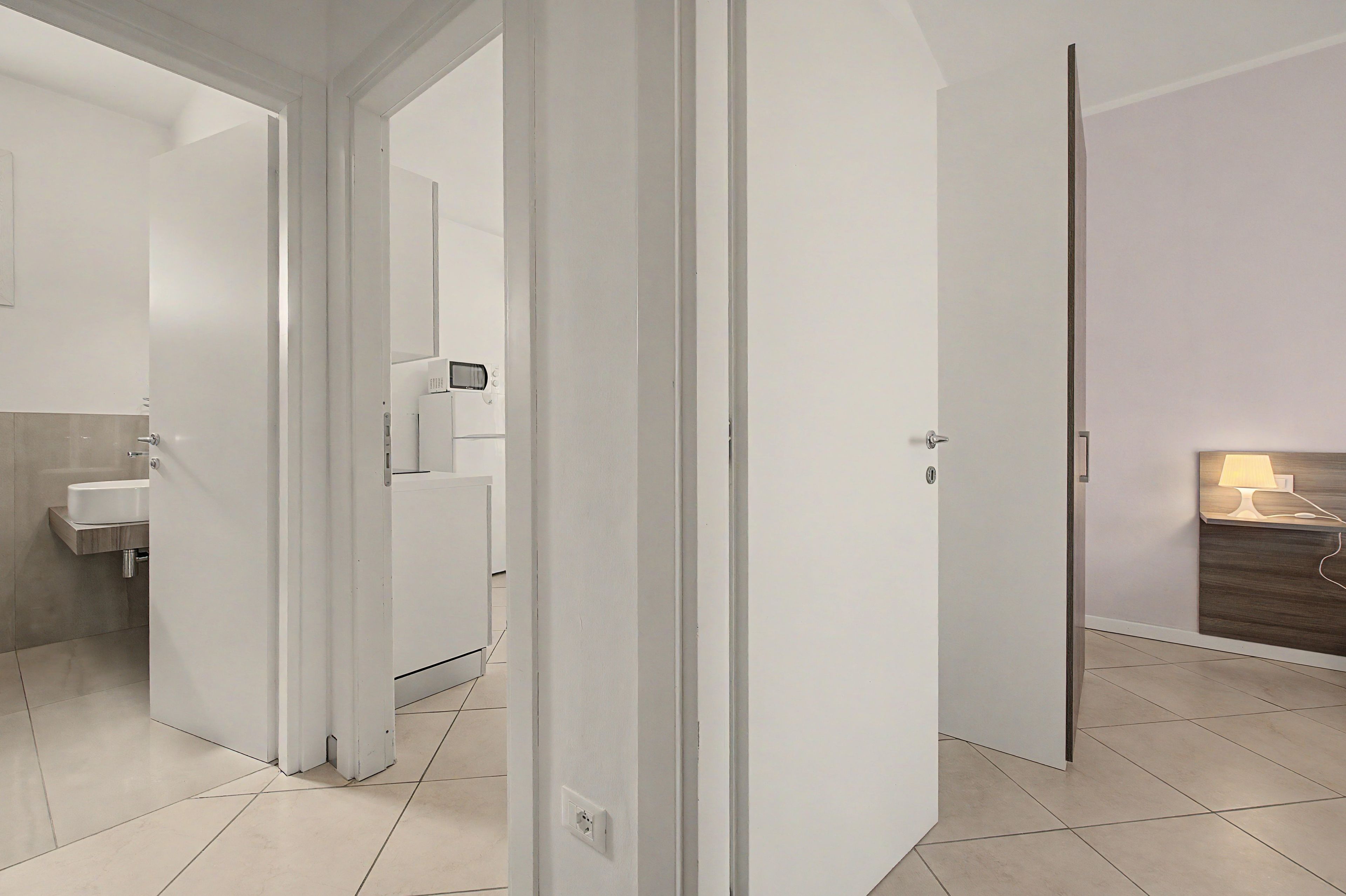 Une salle de bain moderne avec un lavabo blanc et un miroir.