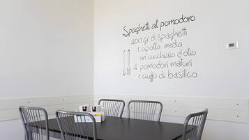 Un salón de conferencias con una pizarra que muestra una receta de espagueti.