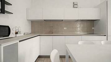Coffee/tea maker, fridge, microwave, stovetop