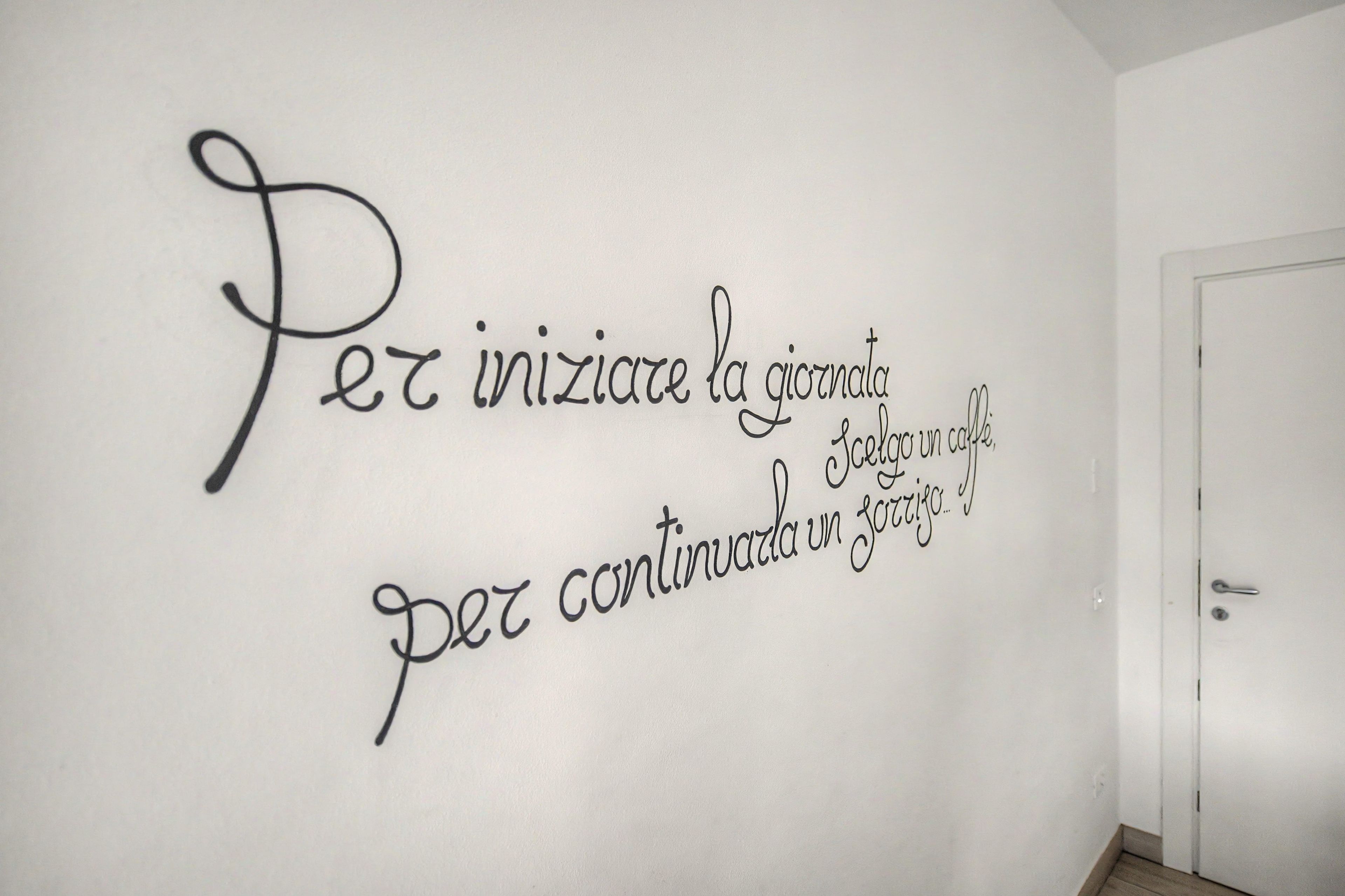 Un muro con una citazione motivazionale in corsivo.