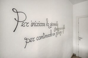 A wall with a motivational quote in cursive writing. - 'Calla - Trilocale Deluxe' Apartment with Lake View, Wi-Fi and Air Conditioning (Sirmione)