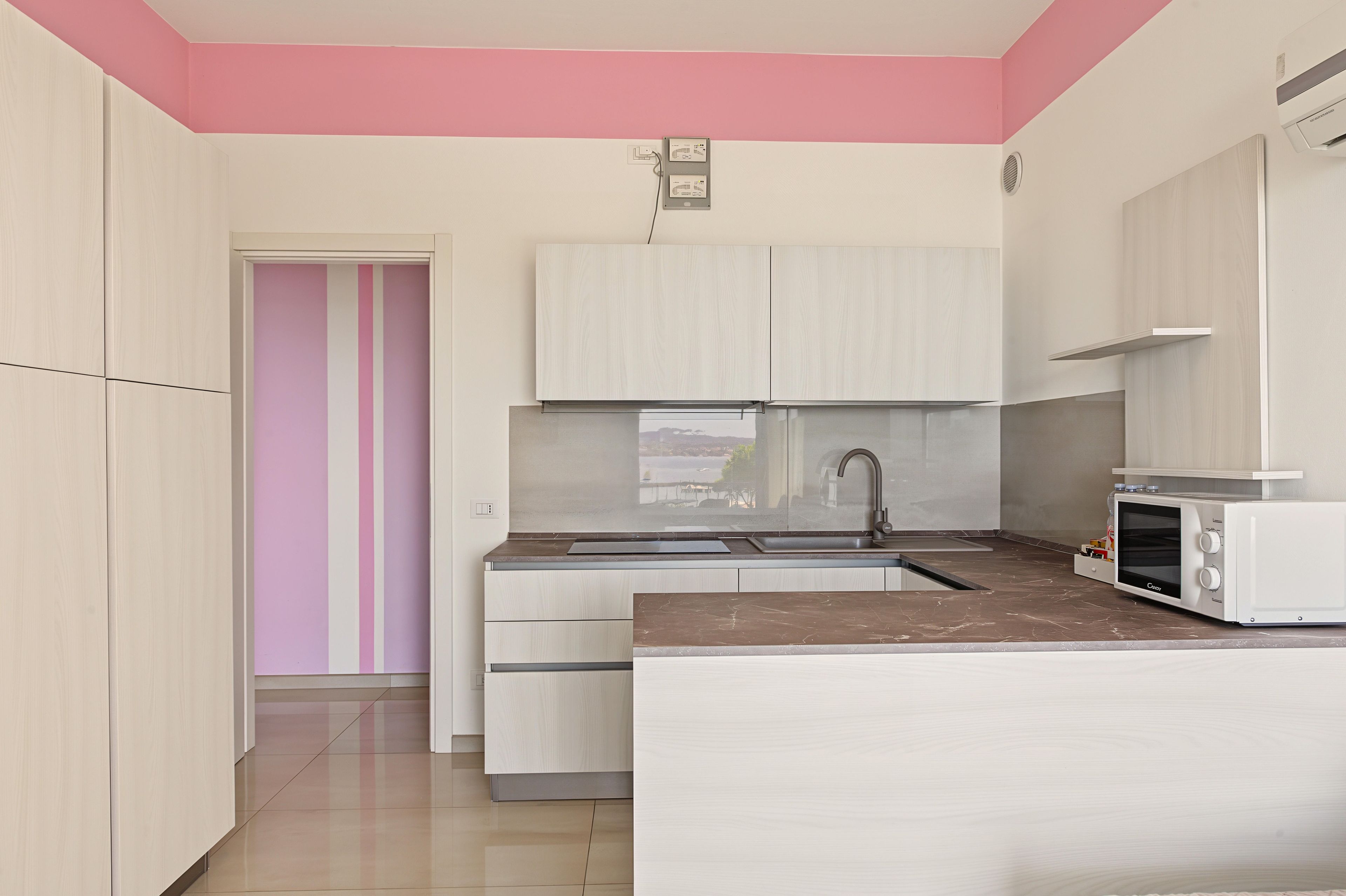 Coffee/tea maker, fridge, microwave, stovetop