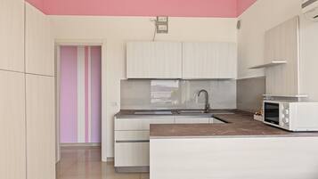 Coffee/tea maker, fridge, microwave, stovetop