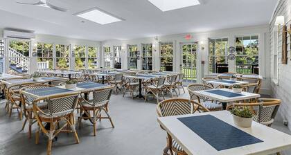 Headmaster's Cottage 7-bedroom Bed & Breakfast - The Charm on Main, Brewster