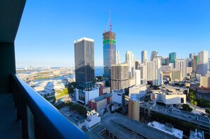 Eine Skyline mit Hochhäusern, darunter ein markanter Wolkenkratzer im Bau.