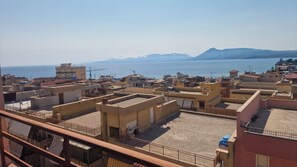 A rooftop view of a residential area with buildings, a clear sky, and a distant mountain range. - A Schietta Room – Sikania Agrirelais, Mountain View (Caccamo)