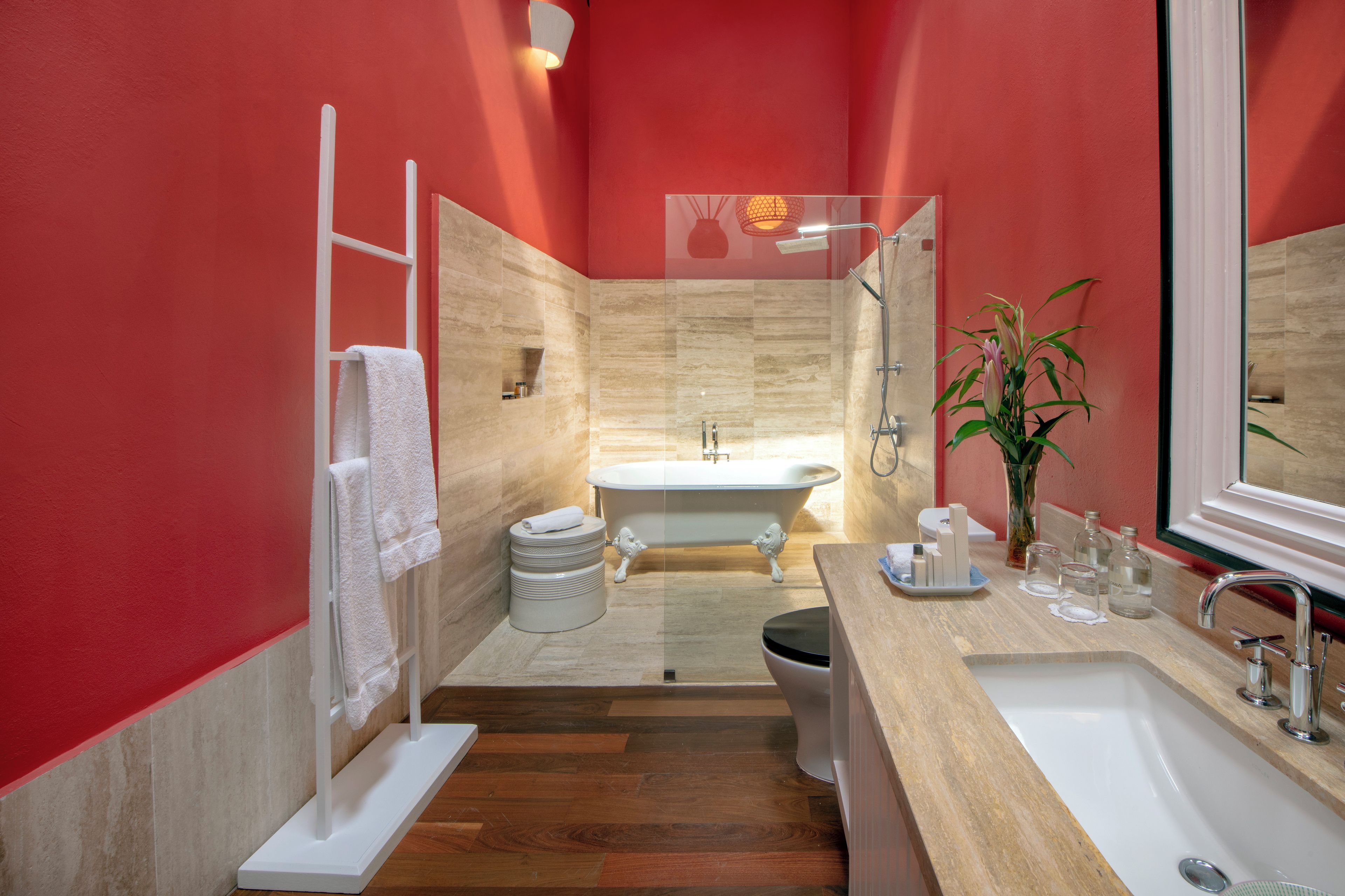Een moderne badkamer met een bad, een wastafel en een douche.