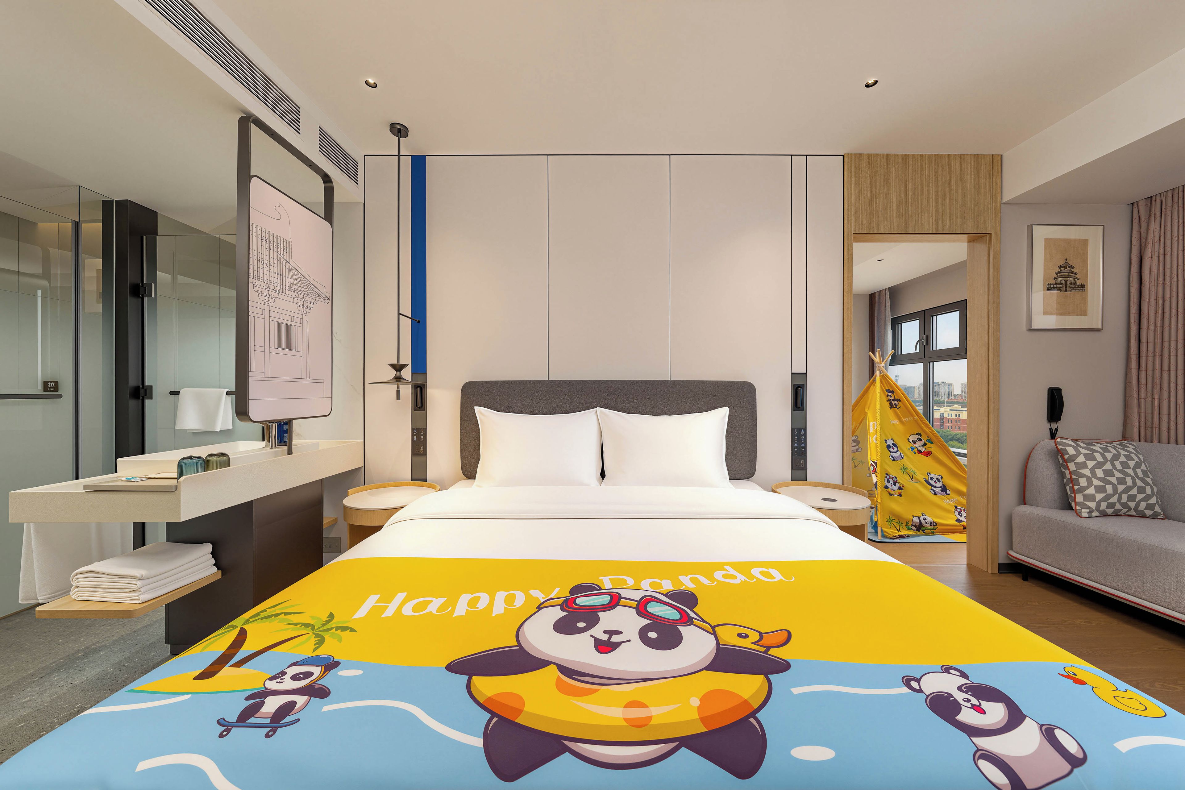 Ein Hotelzimmer mit Bett, Sofa, Schreibtisch und Fenster.