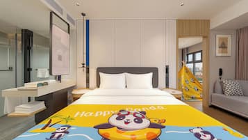 Ein Hotelzimmer mit Bett, Sofa, Schreibtisch und Fenster.