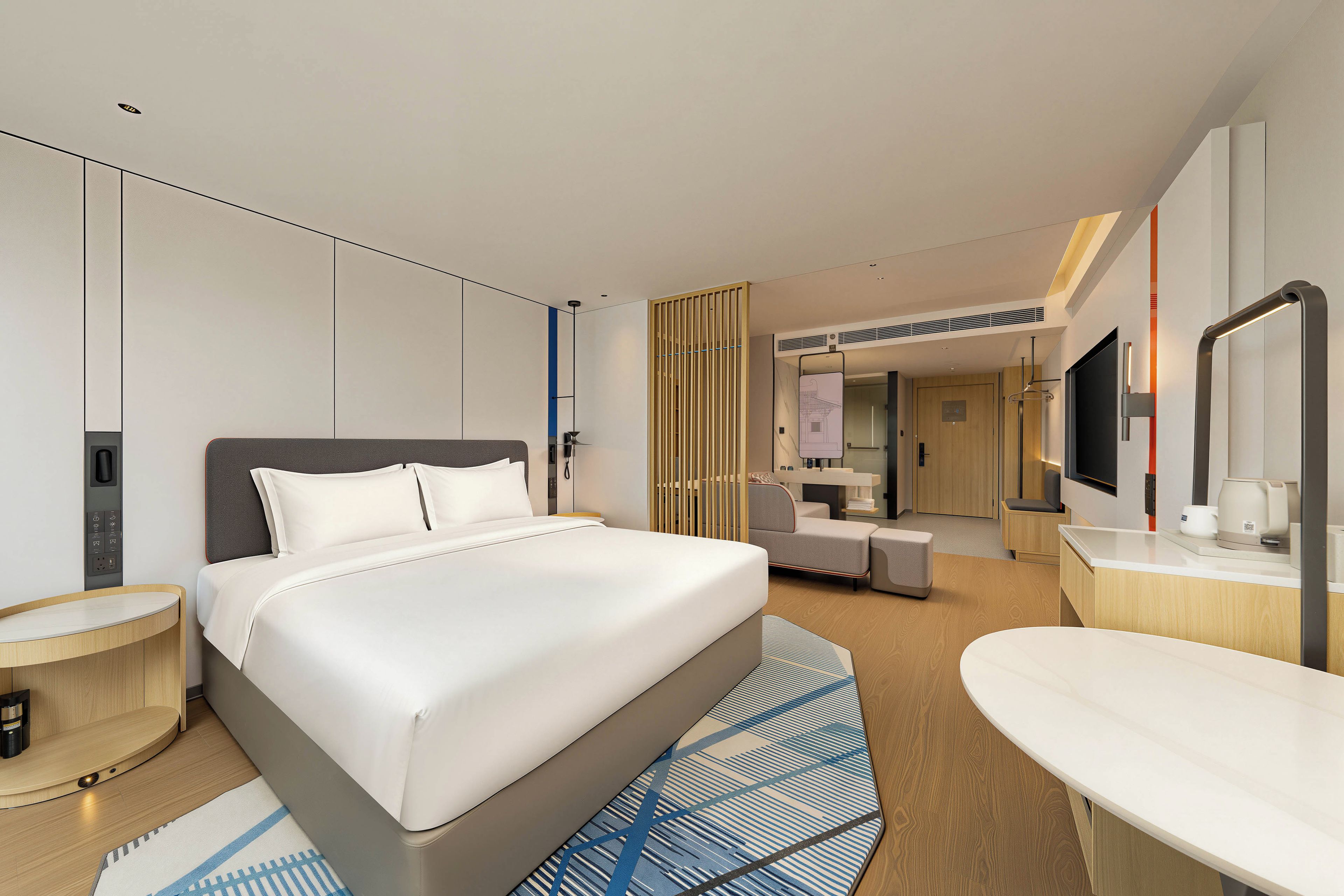 Una habitación de hotel moderna con una cama grande, mesitas de noche, un escritorio, una silla, un espejo y un televisor.