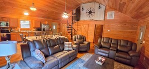 Ein rustikales Holzhaus-Interieur mit Essbereich, Küche und Sitzgelegenheit.