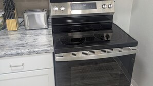 Una cocina equipada con microondas, horno y fogones.