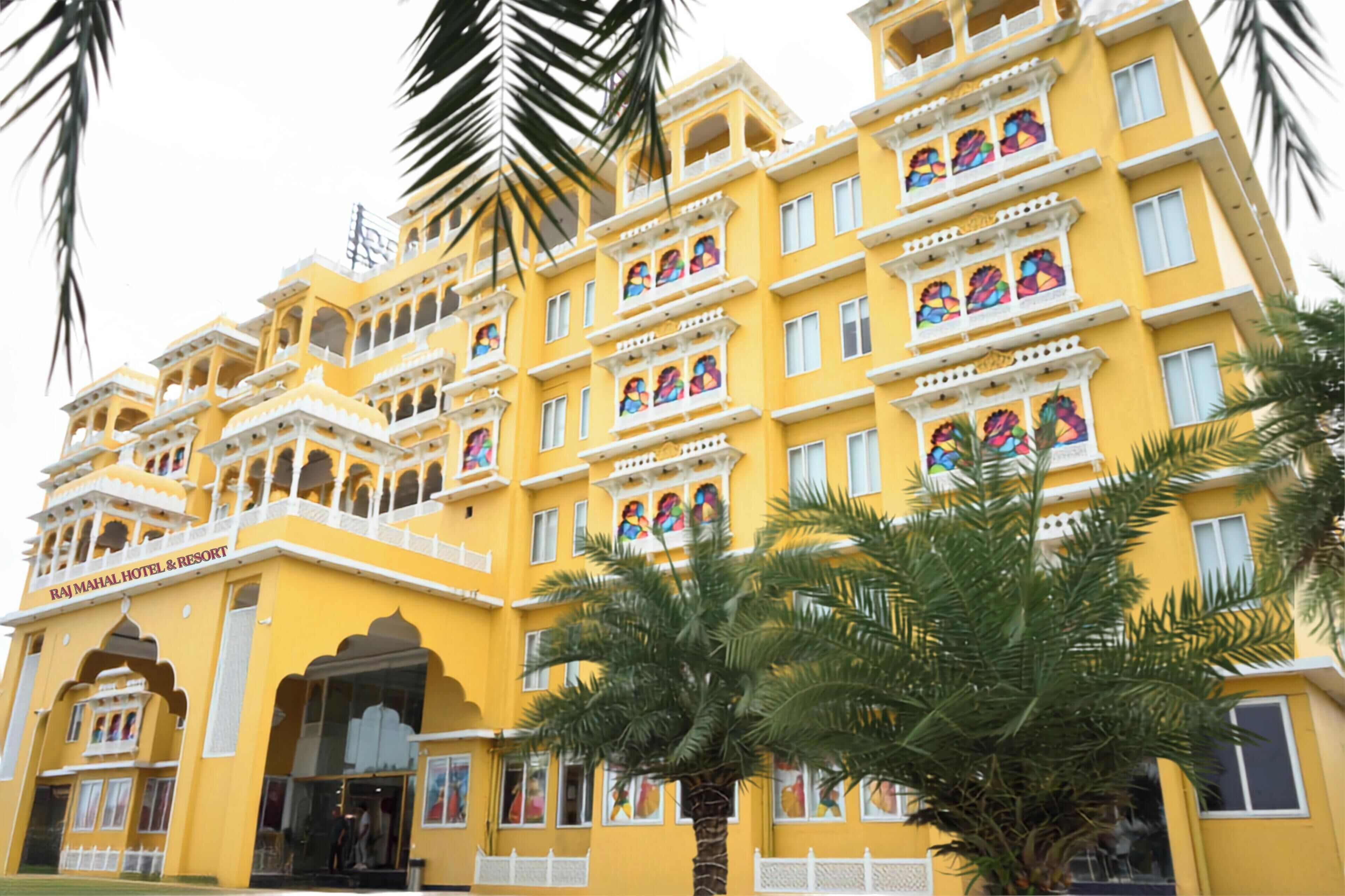 Un edificio de varios pisos con detalles arquitectónicos tradicionales, como ventanas de arco y balcones, y un cartel que indica que es un hotel.