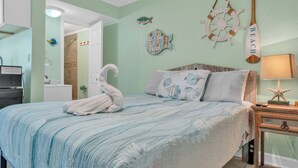 Ein Schlafzimmer mit einem Bett, einem an der Wand befestigten Steuerrad und einem Handtuch auf dem Bett.