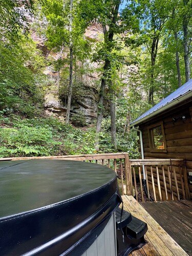 Backyard Cliffs!  RRG Cabin - Backyard Hike to Twin Arch + Private Hot Tub