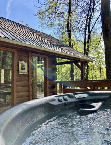 Backyard Cliffs!  RRG Cabin - Backyard Hike to Twin Arch + Private Hot Tub