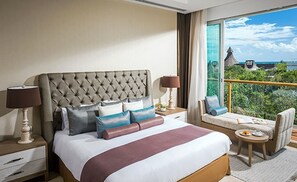 Una camera d'albergo con un letto grande, un balcone vista, un tavolino e una sedia.