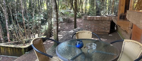 Classic Cabin | Outdoor dining