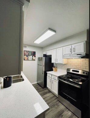 Private kitchen - Comfortable 2BR Retreat - 1st Floor Living (Waxahachie)