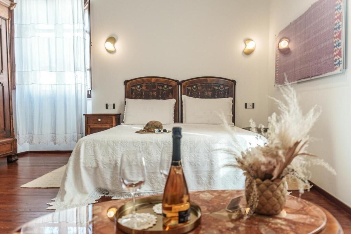 Deluxe Double Room, 1 King Bed, Private Bathroom, Courtyard View