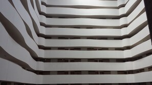 Un intérieur à plusieurs niveaux, agrémenté de balcons et d’escaliers.
