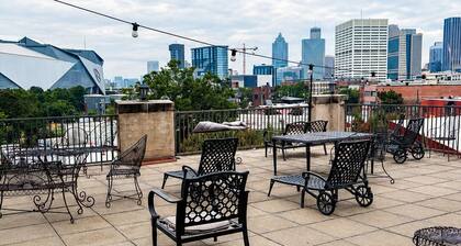 Game Day Get Away! Steps From Mercedes Benz stadium!