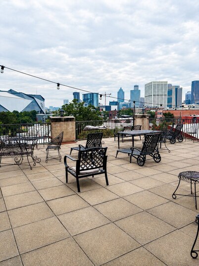 Game Day Get Away! Steps From Mercedes Benz stadium!