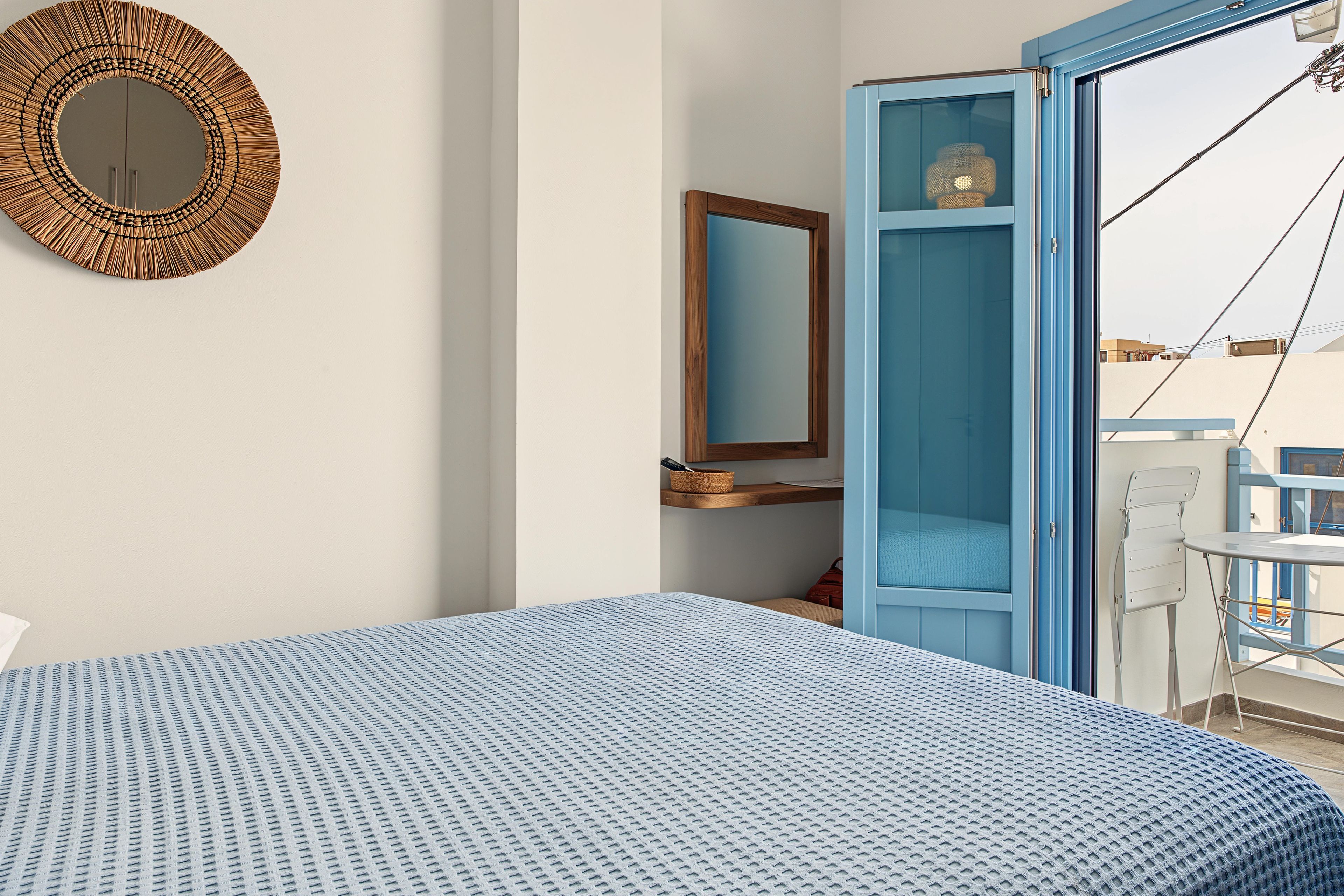 Tabla de planchar con plancha, wifi y ropa de cama 