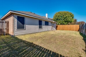 Exterior - Adorable 3-bedroom house with AC in charming Venus (Venus)