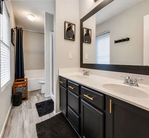 Bathroom - Adorable 3-bedroom house with AC in charming Venus (Venus)