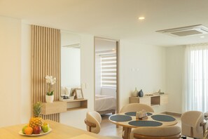 A hotel room with a dining area, a bed, a bathroom, and a view of the outside. - Oceani Towers Cielo Mar · Rooftop, beach 5 min (Cartagena de Indias)