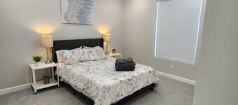 Enjoy fabulous Albuquerque in this 2-bedroom house with gorgeous mountain views