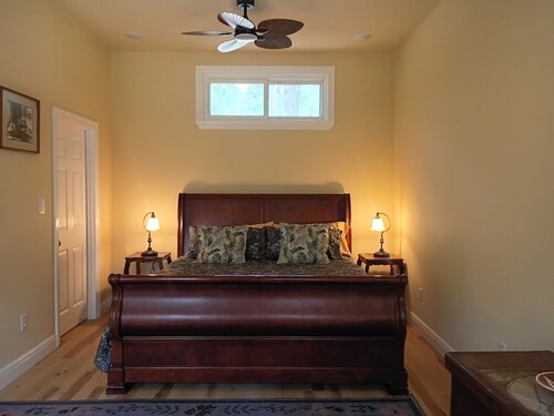 Private Woodland Cottage—Secluded Yet 5 Minutes from Town