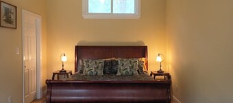 Private Woodland Cottage—Secluded Yet 5 Minutes from Town